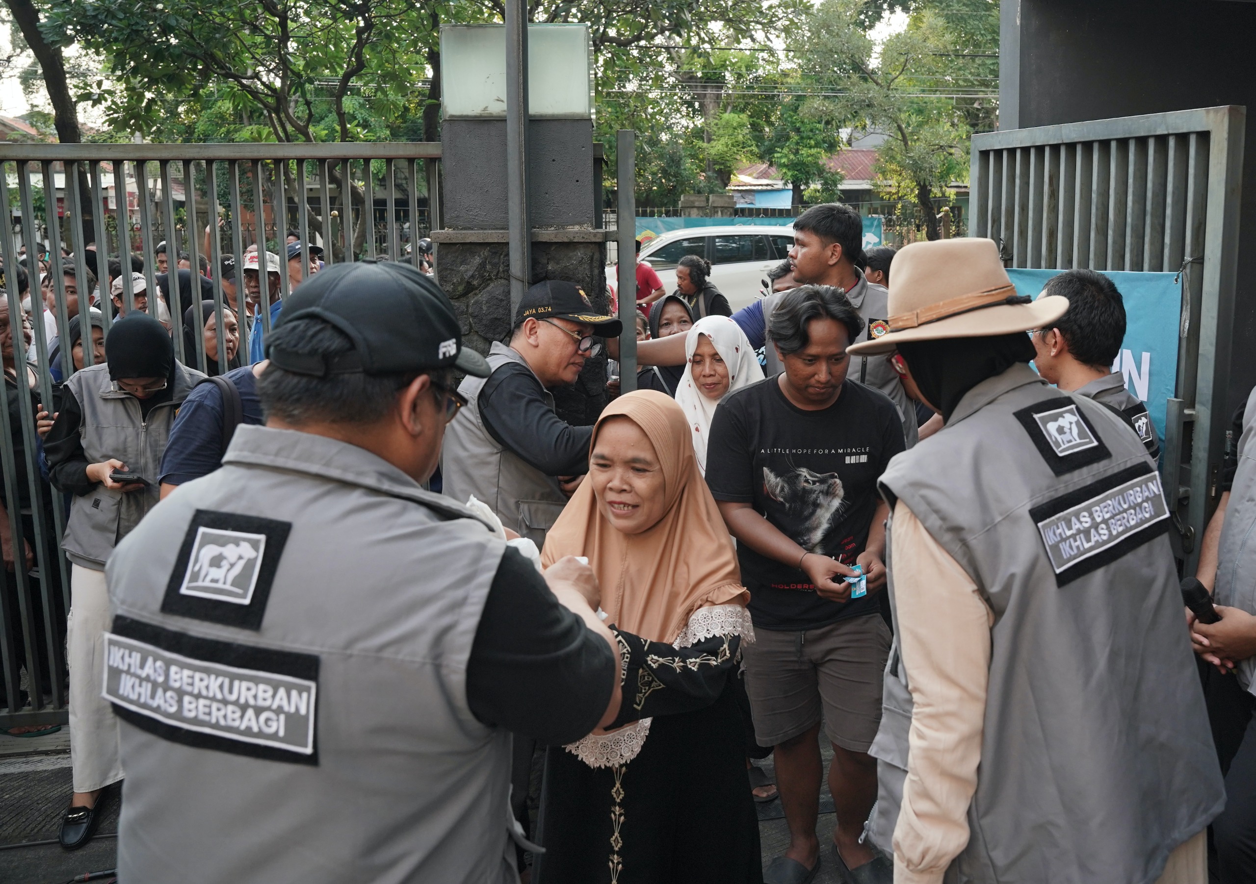 aktris-ida-royani-dan-aktor-ben-kasyafani-apresiasi-kurban-ramah-lingkungan-yang-diterapkan-ldii-pic-3.jpeg