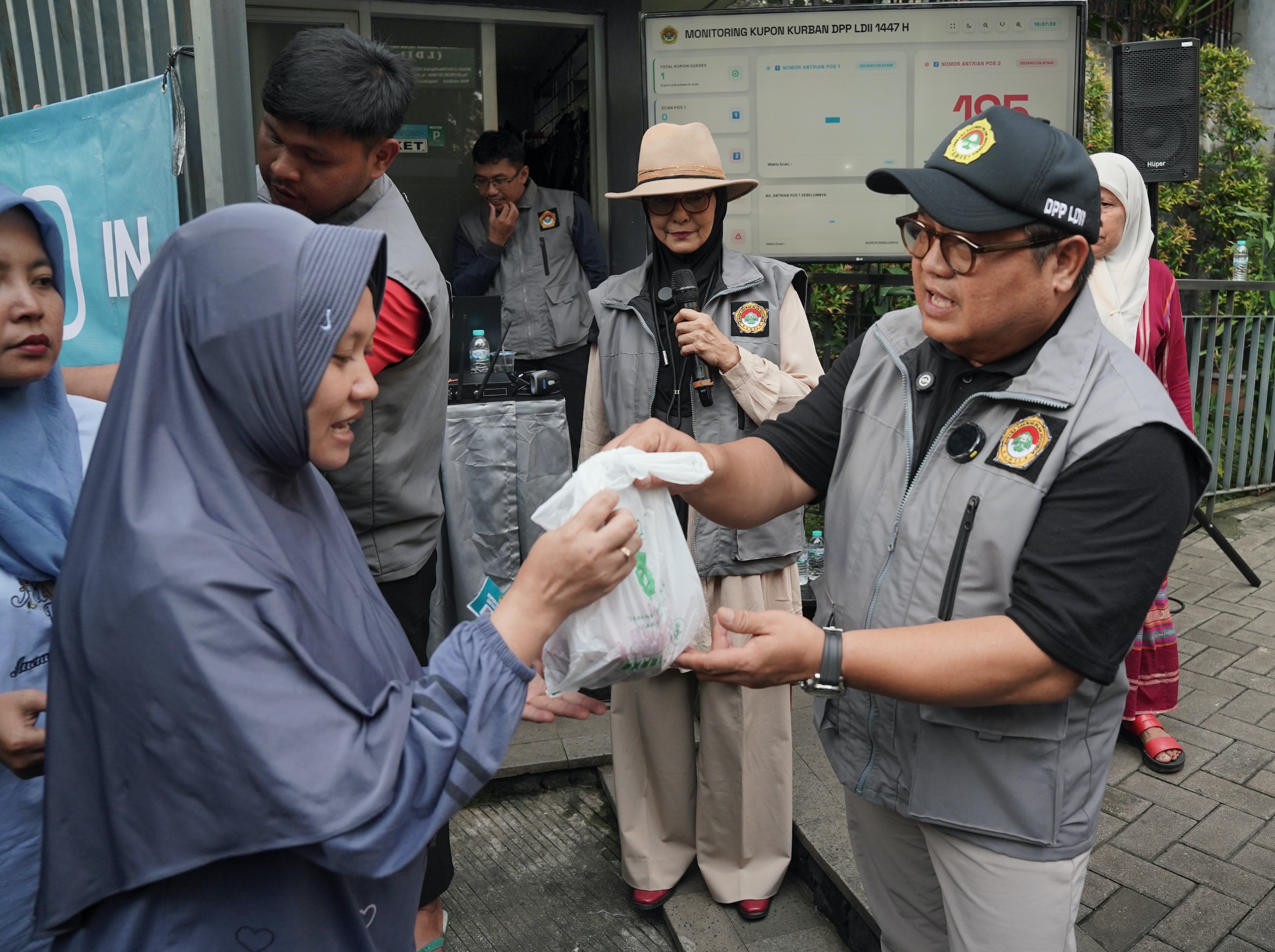 aktris-ida-royani-dan-aktor-ben-kasyafani-apresiasi-kurban-ramah-lingkungan-yang-diterapkan-ldii-pic-2.jpeg