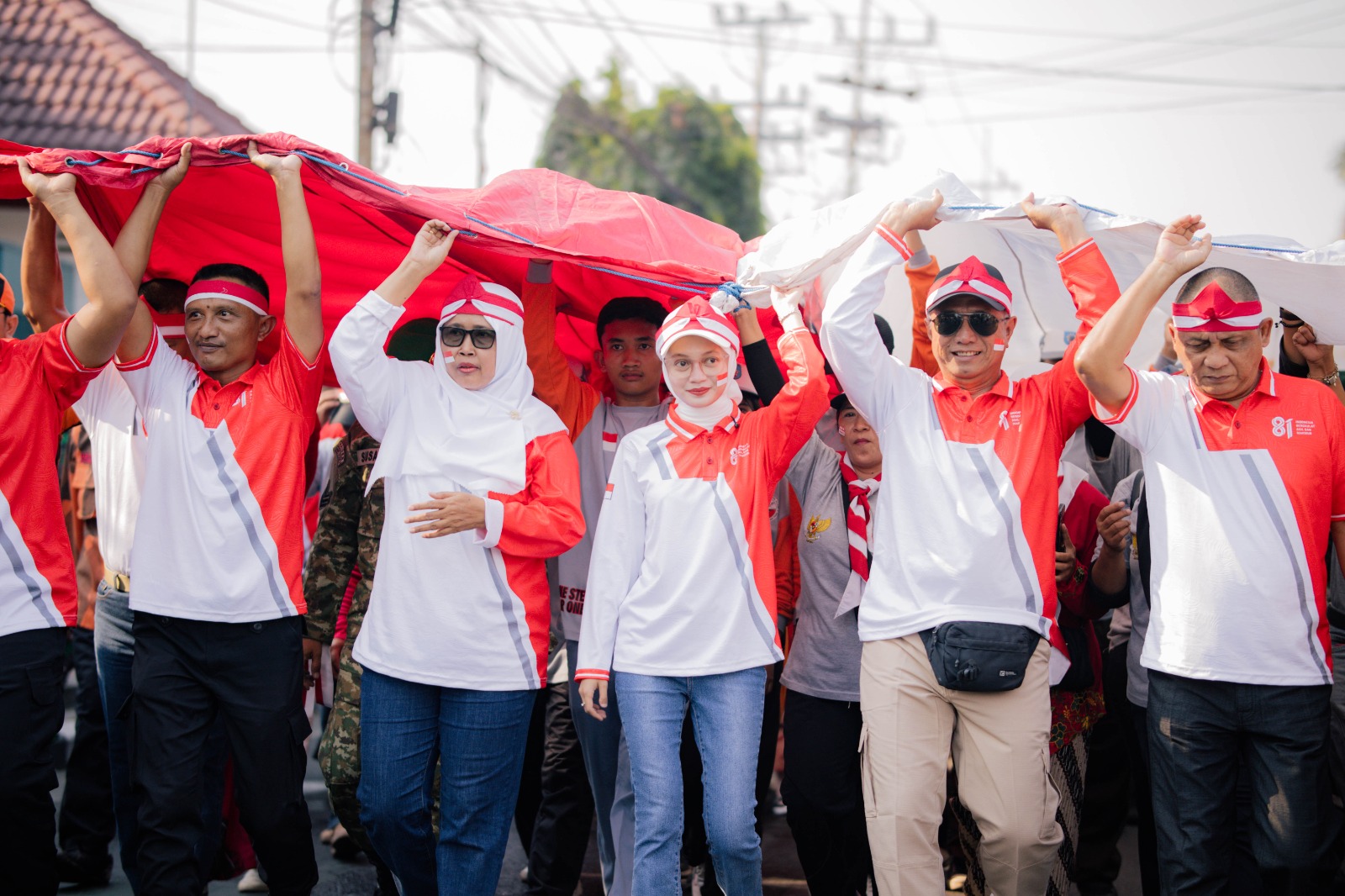Ratusan Santri Ponpes Wali Barokah Meriahkan Kirab Bendera Raksasa Merah Putih di Kota Kediri